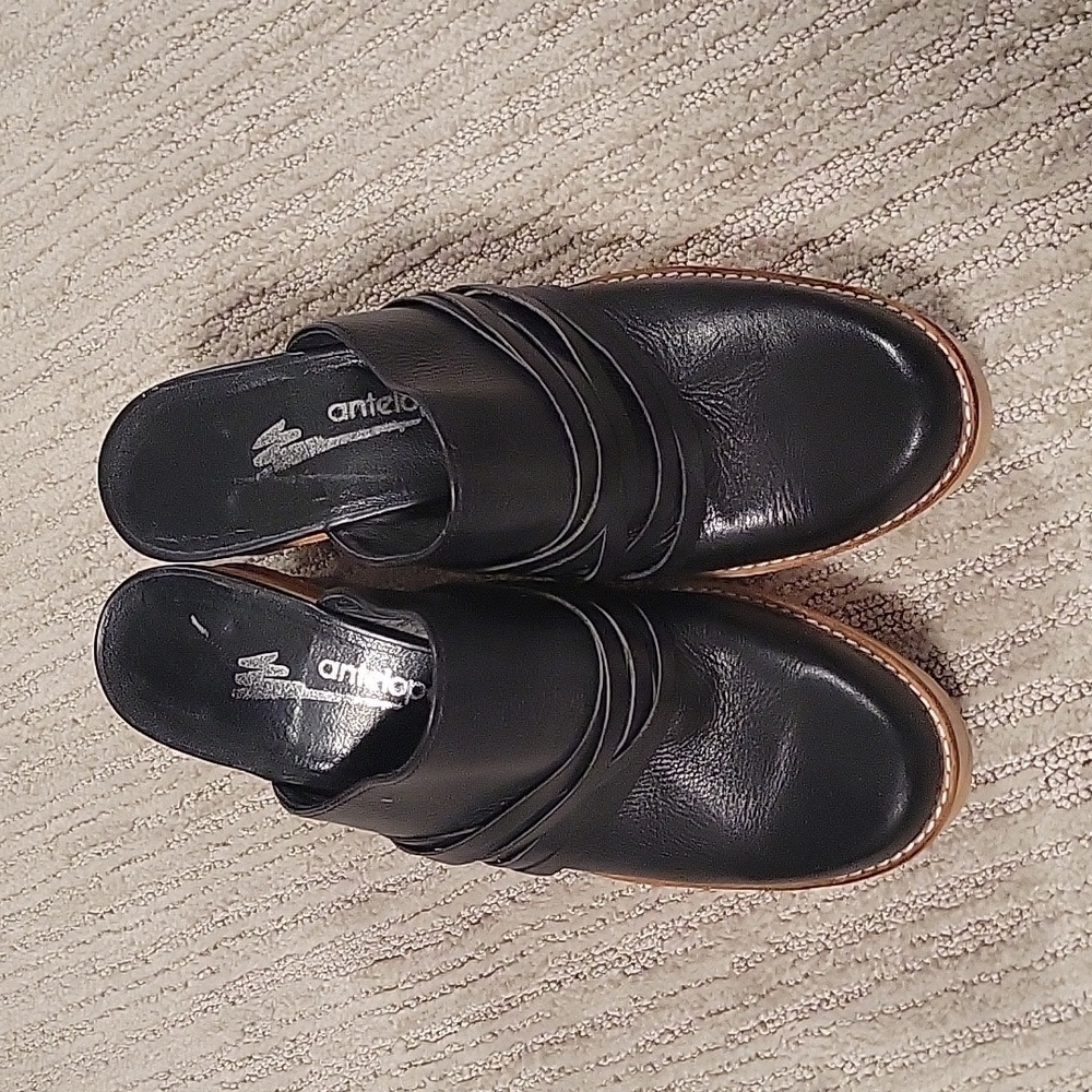 antelope Leather Clogs-Black